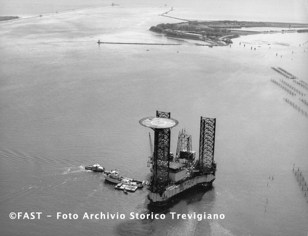Venezia, piattaforma estrattiva di metano